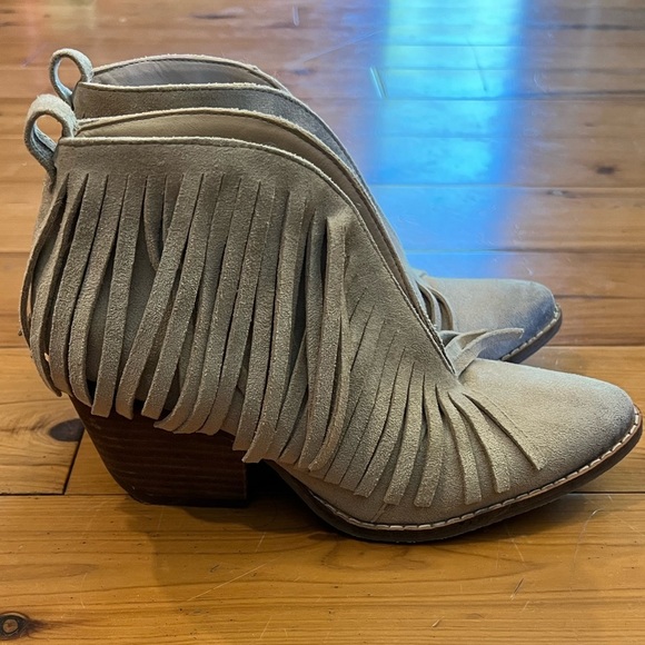 Shoes - Cream Coconuts by Matisse fringe botties, size 7.5